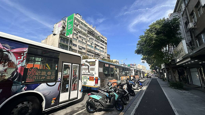 公館圓環改正交路口首日，羅斯福路出現大塞車。   圖：翻攝自我們是新店人!! 好山好水，就是愛新店臉書社團