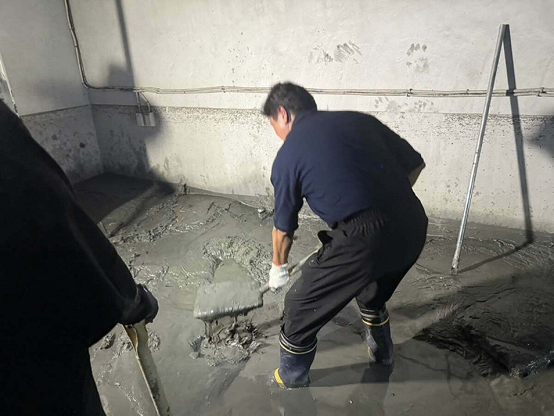 花蓮光復鄉災後救援挨批，傅崐萁貼「鏟泥照」遭爆僅鏟兩下，Carro Tsai諷其作秀，被志工逼下場臉色僵硬。   圖：翻攝自傅崐萁　臉書專頁
