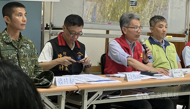 花蓮馬太鞍溪堰塞湖溢流中央災害應變中心前進協調所總協調官賴建信（右2）30日表示，光復鄉10月1日開始施打流感疫苗，除了當地鄉民外，志工也納入。中央社記者盧太城花蓮攝 114年9月30日   