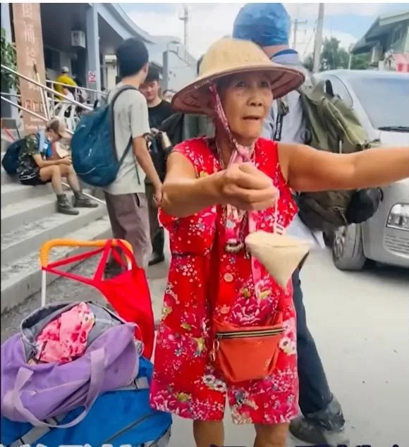 阿嬤在光復車站前分送肉粽給救災人員和志工。   圖：翻攝自Threads