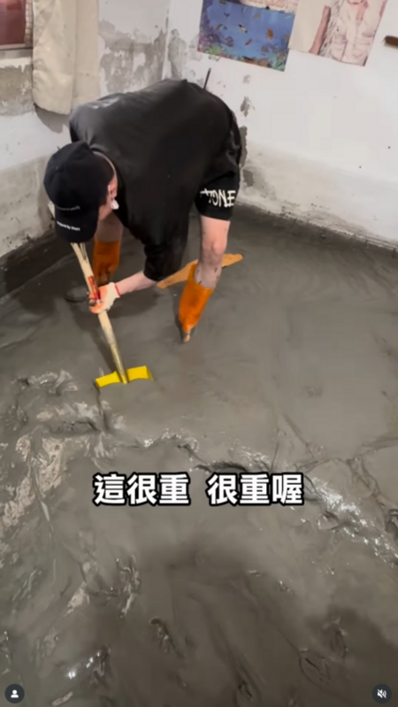 孫生曬出救災影片，證明自己弄得全身泥濘，雙手染色、腳上也磨破皮，「沒有人在作秀，我們是來真的」。   圖：翻攝自孫生IG