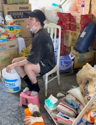有志工事後爆料，孫生在佛祖街的物資站抽菸。   圖：翻攝自孫生IG
