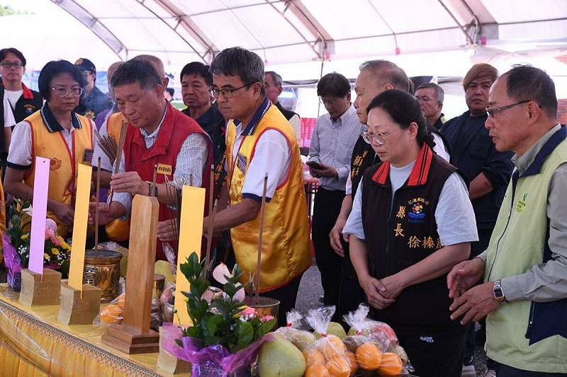 馬太鞍溪堰塞湖溢流造成18人死亡，罹難者家屬30日舉行頭七法會，花蓮縣長徐榛蔚到場致意。   圖：翻攝自徐榛蔚臉書