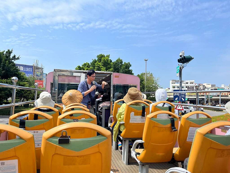 旅客可以搭乘開頂雙層巴士，從高視角欣賞府城風光。   圖：取自「台南旅遊網」