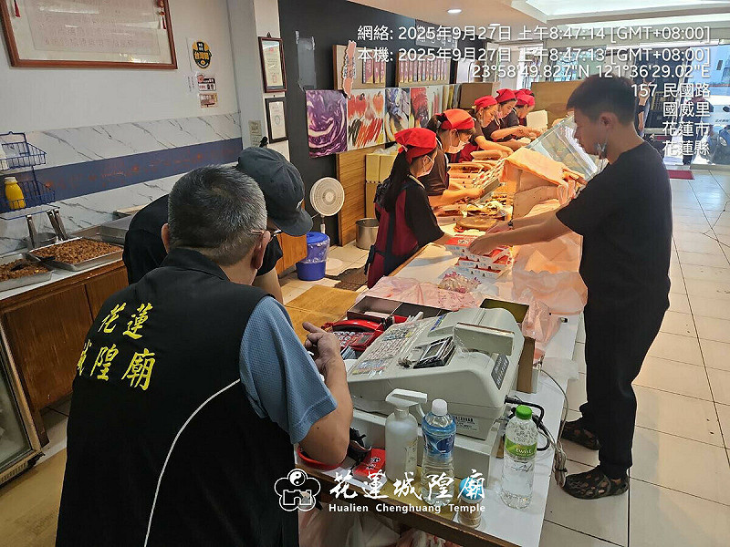 花蓮縣府阻擋物資運送車，導致1萬多個便當送不出去，事後縣府聲稱已經有採購2萬5千個便當，卻被接露特別從市區訂遭質疑圖利，不過事後花蓮城隍廟指出網友說的便當不是縣府訂的，是他們捐的。   圖：取自花蓮城隍廟臉書