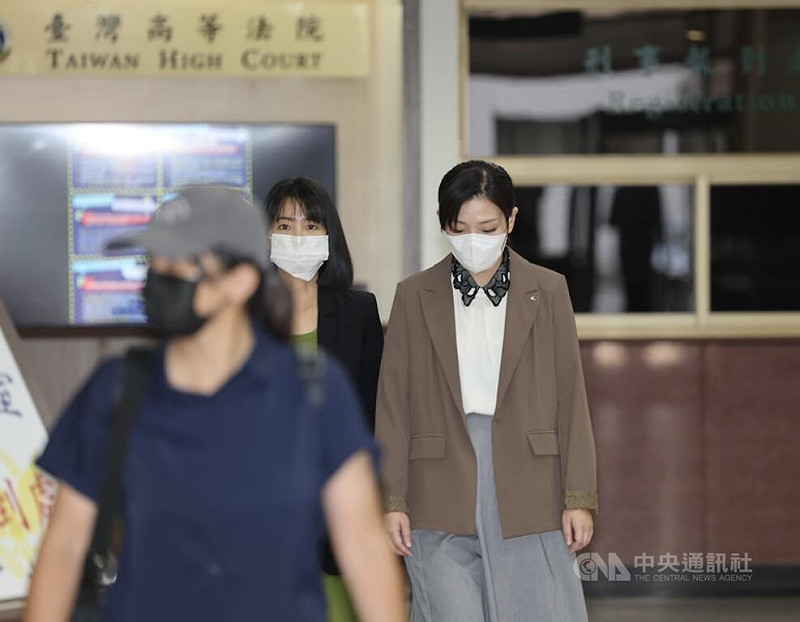 停職中的新竹市長高虹安（右）涉立委任內詐領助理費，台灣高等法院30日開庭審理，高虹安強調沒中飽私囊、沒貪污，求判無罪。全案辯論終結，定於12月16日宣判。圖為高虹安庭後離開高院。中央社記者王飛華攝　114年9月30日   