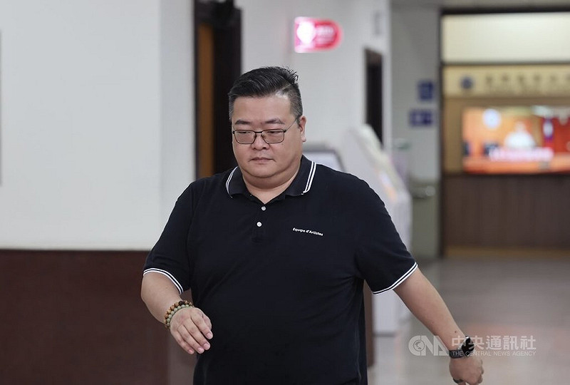 停職中的新竹市長高虹安於立委任內涉嫌詐領助理費，台灣高等法院30日開庭審理，圖為同案被告前助理陳昱愷出庭。中央社記者王飛華攝  114年9月30日   