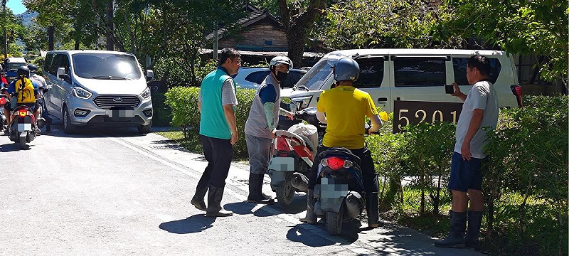 農業部農糧署、花蓮改良場同仁騎機車協助分送便當。   圖：農業部／提供