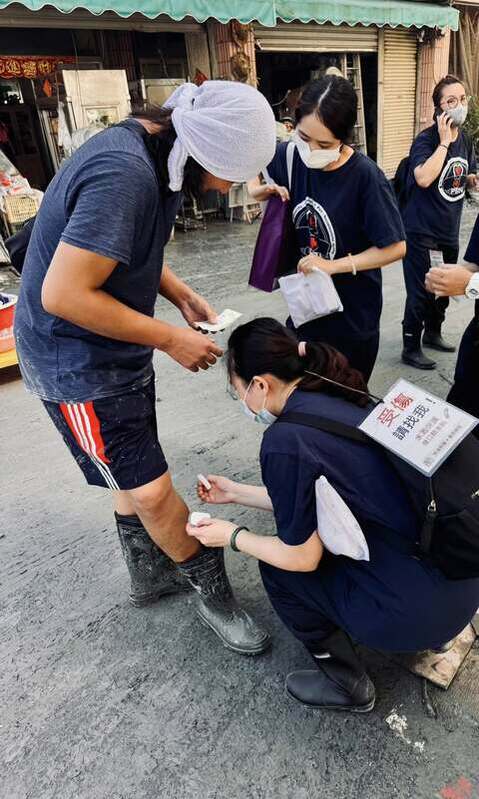 護理師化身「行走的天使」深入光復災區，守護災民志工健康。   圖：翻攝自花蓮慈濟　粉專