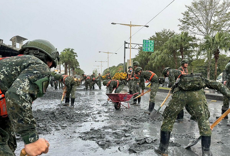 花蓮光復鄉受災嚴重，行政院目前仍無法評估重建所需經費。   圖：取自國防部臉書
