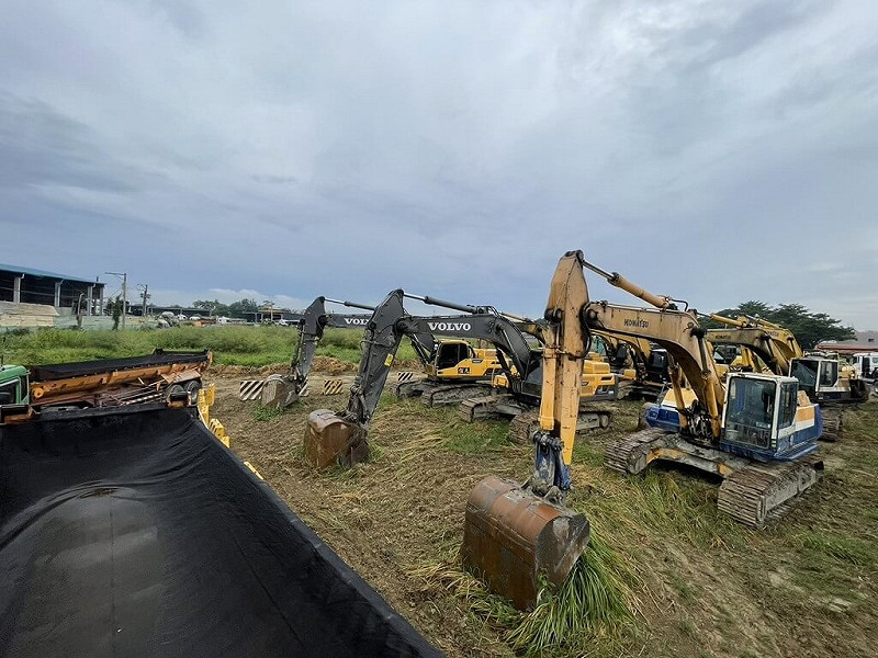 橋頭地檢署近期偵辦高雄市大樹區統嶺段603地號山坡地，遭不明人士傾倒廢棄物案，扣押9台重型曳引砂石車、查扣現金新台幣1435萬元。（橋頭地檢署提供）中央社記者張已亷傳真114年9月30日   