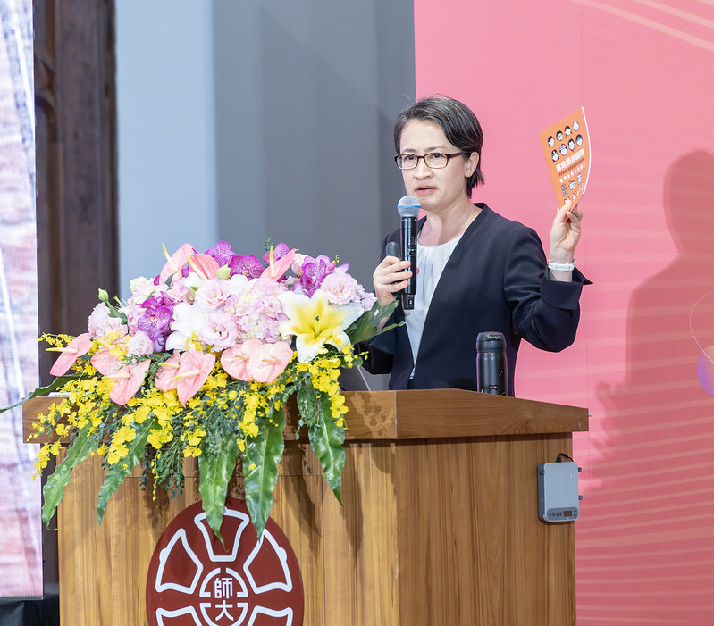 蕭美琴說,有英國代表說,小橘書比小紅書更有用。 圖:總統府提供 蕭美琴說,有英國代表說,小橘書比小紅書更有用。 圖:總統府提供