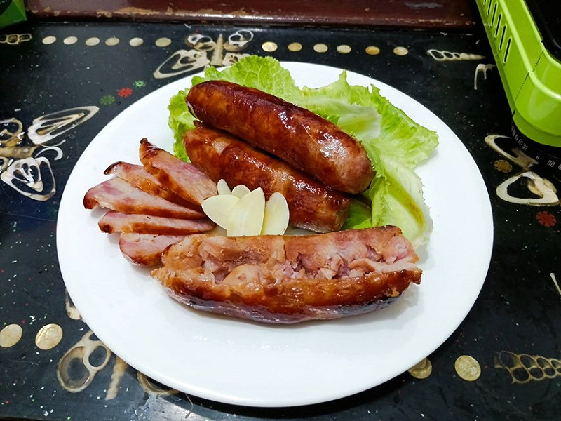 「胡保洋行」以招牌高粱酒香腸征服饕客味蕾。   圖：交通部觀光署／提供
