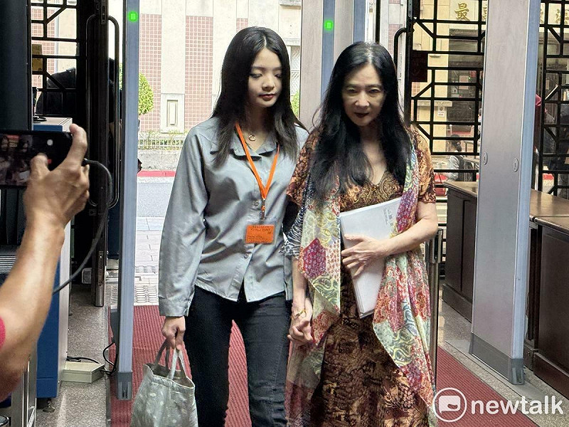 國民黨台北市議員應曉薇（右）與女兒應佳妤（左）。   圖：周煊惠 / 攝