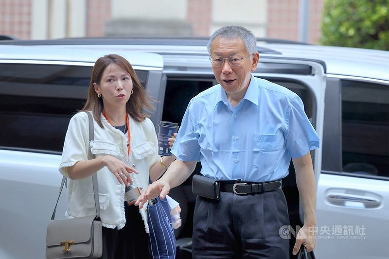 台北地方法院30日下午開庭審理京華城案，再度傳喚被告、前台北市長柯文哲（右）到庭，柯文哲在民眾黨立法院黨團主任陳智菡（左）陪同下現身北院。中央社記者王飛華攝　114年9月30日   