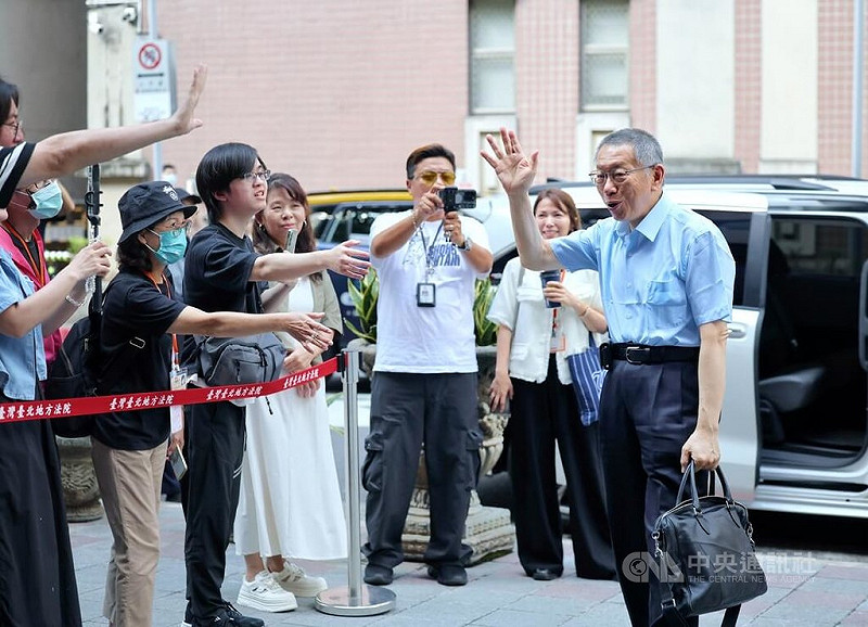 台北地方法院30日審理京華城案，傳喚被告、前台北市長柯文哲（右）到庭，柯文哲抵達北院後，與現場守候的支持者們揮手互動。中央社記者王飛華攝  114年9月30日   