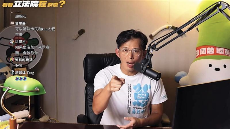 黃國昌直播屢次要求黨政軍退出媒體，卻指揮狗仔跟監政敵。   圖：翻攝黃國昌YouTube
