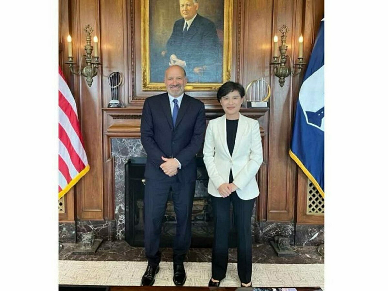 美國商務部長盧特尼克提出台美晶片製造「五五分」構想，鄭麗君今（1）天表示，談判團隊從未做出晶片五五分的承諾，這次沒有討論這項議題，也不會答應這樣的條件。   圖：行政院提供