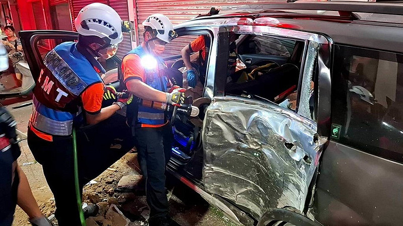 台南市北區9月30日深夜發生1輛自小客車疑欲變換車道碰撞另輛自小客車後，失控衝撞路旁民宅，造成民宅鐵門凹陷受損，共3人受傷送醫。（台南市消防局提供）中央社記者張榮祥台南傳真 114年10月1日   