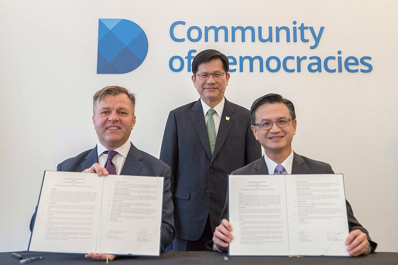 林佳龍見證外交部與 CoD 常設秘書處簽署合作瞭解備忘錄。   圖：翻攝自林佳龍臉書