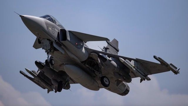 近期網上流傳消息稱，瑞典將向烏克蘭提供紳寶集團生產的 JAS-39 「鷹獅」戰機，進一步強化烏克蘭對俄軍目標的打擊能力。圖為「鷹獅」戰機。   圖：翻攝自 @nexta_tv X 帳號