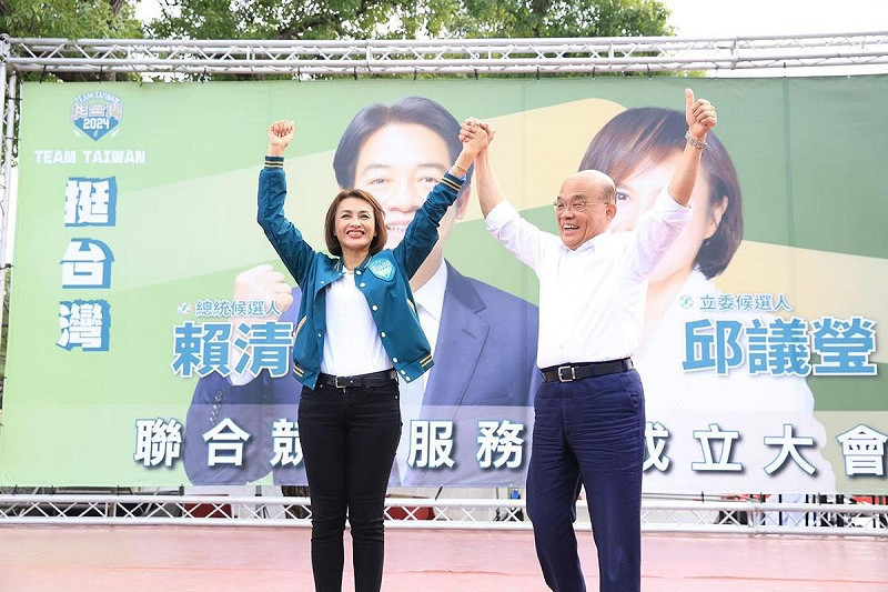 前行政院長蘇貞昌(右)近日錄製語音電話替邱議瑩(左)拜票，彰顯跨越兩代的情誼。   圖：邱議瑩辦公室/提供