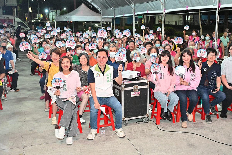 邱議瑩日前3天內在鳳山連辦2場「傾聽共贏座談會」，現場人潮爆滿，氣氛熱烈。   圖：邱議瑩辦公室/提供