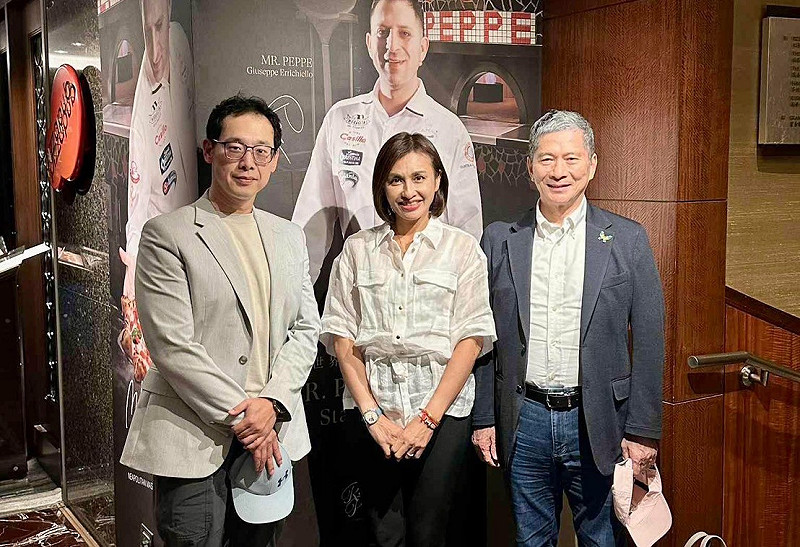 青年國際知名學者葉耀元(左)與邱議瑩(中)、李永得(右)伉儷會面。   圖：邱議瑩辦公室/提供