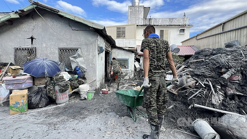 花蓮縣馬太鞍溪堰塞湖溢流重創光復鄉，軍方9月30日再增加兵力馳援光復地區，協助災民加速災後復原作業。（中央社檔案照片）   