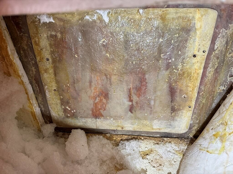 海巡署查獲高雄籍漁船「金達發」走私品牌私菸，犯嫌為隱藏密艙在洞口用碎冰覆蓋，幸專案小組察覺有異，鏟開碎冰起出58箱、市價新台幣120萬私菸。（海巡署提供）中央社記者洪學廣傳真  114年10月1日   