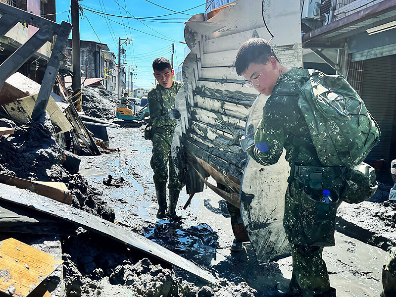 花蓮馬太鞍溪堰塞湖溢流致災，國軍投入救災工作。   圖：翻攝自陸軍臉書
