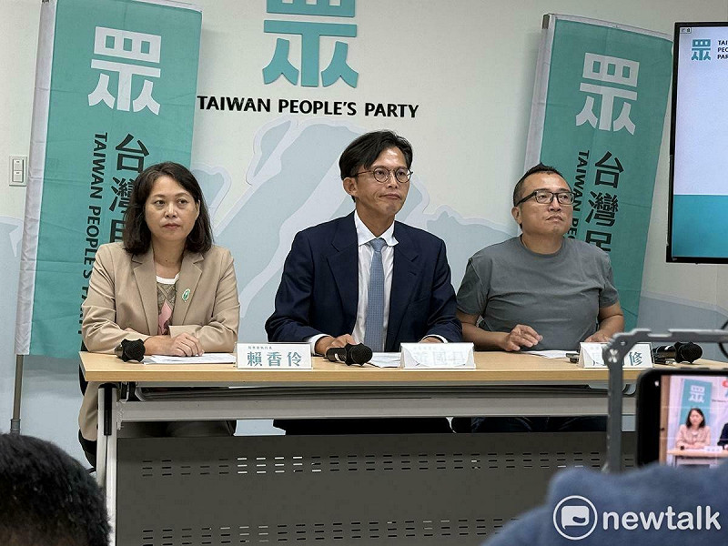 民眾黨主席黃國昌（中）、黨秘書長周榆修（右）、政策會執行長賴香伶（左）。   圖：周煊惠 / 攝