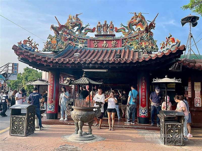 廖男在竹山紫南宮停車場見一名香客找不到自己車輛，幫助尋獲後，卻趁對方在車內駕駛座休息時，衝進後座勒住這名香客脖子搶得1萬2000元，落網遭依強盜罪判5年6月。（中央社檔案照片）   