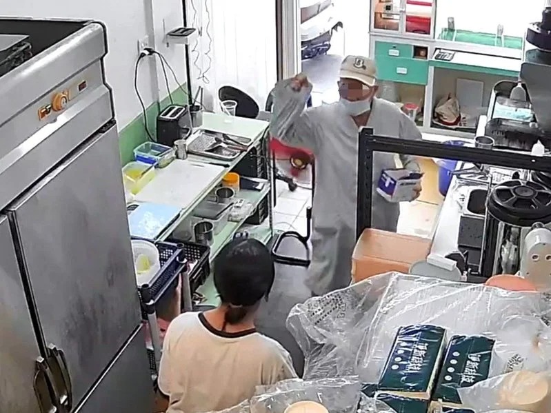 疑似比丘尼的女子前往早餐店化緣，老闆娘拒絕後，雙方竟爆發口角。   圖：民眾提供