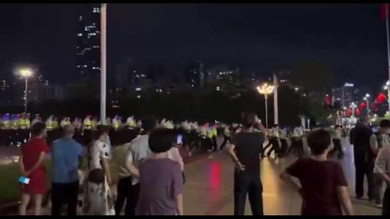 中國國內近期接連發生兩起官員一家遭到滅門的事件，官方一邊掩蓋事件相關消息，一邊派遣大批警力展開調查並抓捕嫌犯。   圖：擷取自 @POMTQ X 分享影片