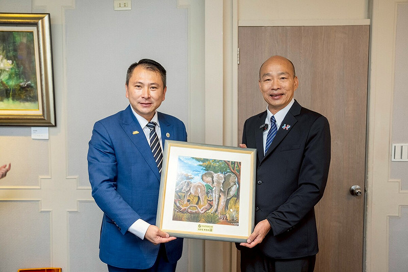 立法院長韓國瑜1日中午在副院長江啟臣、國民黨立委馬文君、黃健豪、廖偉翔、民進黨立委陳俊宇的陪同下，於立法院康園餐廳款宴「非洲台灣商會聯合總會回國訪問團」。   圖：立法院提供
