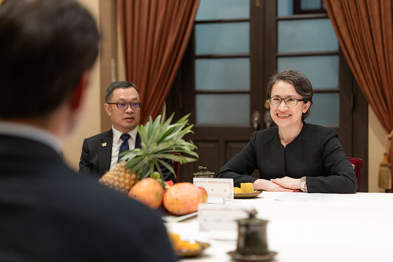 蕭美琴將鳳梨、芒果端上桌宴客。   圖：總統府提供