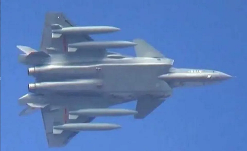 近日中國解放軍第五代戰機殲-20在翼下掛載多枚大型彈藥與副油箱的圖片遭廣傳。   圖：翻攝自 騰訊新聞@國平視野