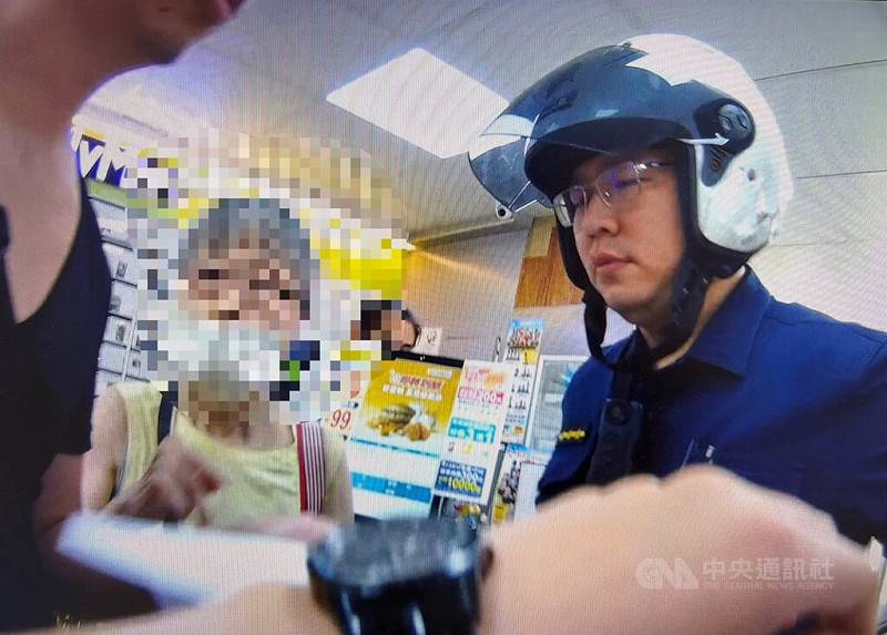 北市73歲曾姓婦人近日搭捷運要求讓座優先席引起糾紛，遭年輕人反擊踹飛，引發各界熱議。她1日在超商遭警方逮捕，經查為竊盜通緝犯。（翻攝照片）中央社記者黃麗芸傳真　114年10月1日   