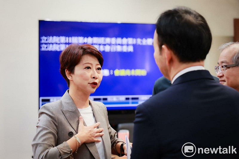 立委陳亭妃表示，立法院8個常設委員會皆已推舉方式選出召集委員，儘管她即將於今年底前或明年初面臨黨內2026年台南市長初選，仍堅持擔任召委一職，因為「目前幫忙顧好台南的災後重建預算最為重要」。   圖：陳亭妃服務處提供