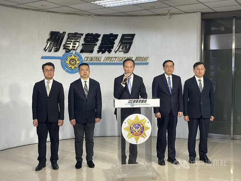刑事局1日舉行全國「打詐、掃黑、肅槍、緝賭」專案查緝成果記者會，局長周幼偉（中）會中表示，經統計共查獲931詐團、5449嫌，並查扣詐款逾新台幣12億元。中央社記者黃麗芸攝　114年10月1日   