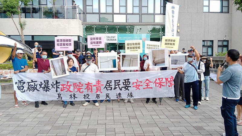 烏林投居民集結在行政院南部聯合服務中心前抗議。   圖：孫家銘攝