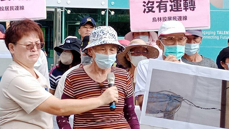 薛姓阿嬤(中)控訴爆炸發生後,台電不聞不問,她擔心到連覺都睡不著,已經瘦了好幾公斤。 圖:孫家銘攝