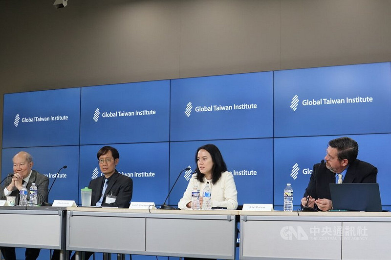 華府智庫「詹姆士敦基金會」資深研究員林和立（左）1日表示，他過去3個月來、兩度訪台的印象是，只要中國出動5艘潛艦，就能對台灣實施海上封鎖。中央社記者鍾佑貞華盛頓攝 114年10月2日   圖：中央社提供