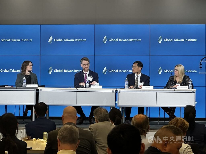 華府智庫全球台灣研究中心（GTI）1日舉辦2025年會，哈德遜研究所國際經濟專家華特斯（左2）、台灣前經濟部政務次長陳正祺（右2）出席美台貿易及科技政策場次。中央社記者侯姿瑩華盛頓攝 114年10月2日   