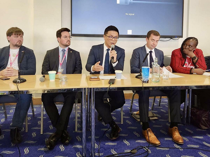 民進黨獲邀參與英國自民黨大會，民進黨國際部主任陳文昊（中）發表演說。   圖：民進黨提供