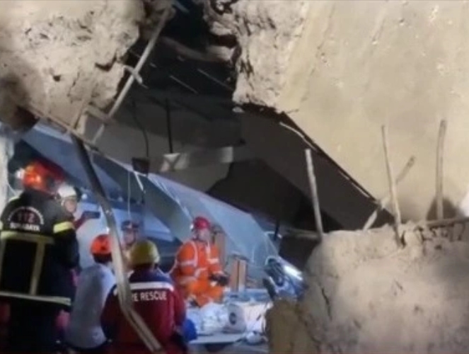 印尼東爪哇省詩都阿佐縣 9 月 29 日發生的學校建築物倒塌事故死亡人數已上升至 5 人，另有 84 人被埋。   圖 : 影片截圖