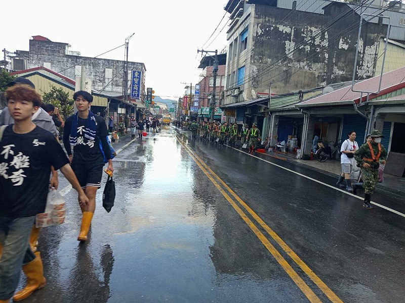 花蓮風報指出，光復鄉清淤見曙光，道路恢復正常，但第二階段重建急缺水電與泥水技師支援。   圖：翻攝自花蓮風報／原圖取自Threads@little_121197