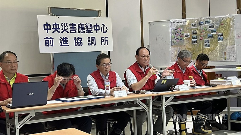 行政院政務委員季連成（右3）接任花蓮中央救災中心前進指揮所總協調官，軍人出身的他，救災形同作戰，責任分明，作風明快；國民黨立委傅崐萁說，感受到整體效率提升。圖為1日記者會季連成說明救災機制調整。中央社記者盧太城攝　114年10月2日   