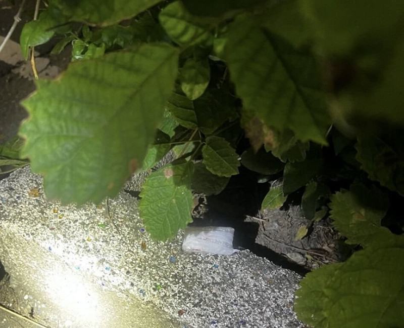 台南市黃姓男子2日凌晨騎車途經北區遇警巡邏立刻迴轉，逃逸時還丟棄海洛因毒品，警員追上攔查，依毒品罪嫌送辦。（台南市警局提供）中央社記者張榮祥台南傳真　114年10月2日   